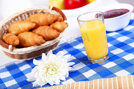 斗罗大陆摄影照片_欧式早餐，包括羊角面包和一杯牛奶