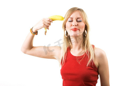 一名妇女用香蕉像枪一样指着她的头