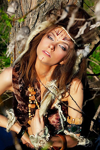 部落摄影照片_性感的狂野女人穿着时尚服装摆姿势。部落。复古风格