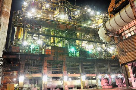 排气摄影照片_夜间的钢铁厂
