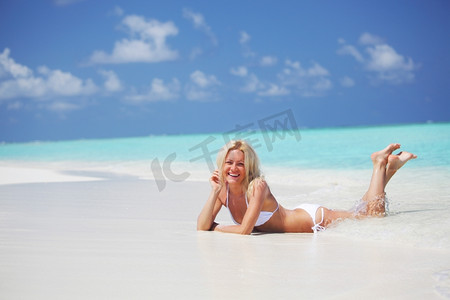 躺在海边沙滩上的女人