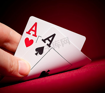卡扑克牌通摄影照片_带有大量红色背景的口袋王牌，可用于文本复制