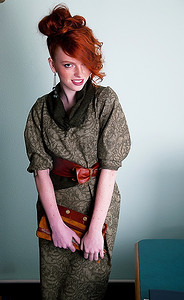 美丽温柔的红发雀斑时装模特摆姿势-系列照片