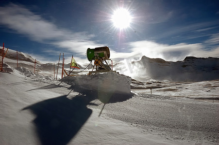 滑雪道上的雪炮，山地滑雪胜地