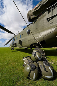 一架旋翼全部绑紧的波音CH-47 Chinook，机组人员和锐利；S头盔在前景