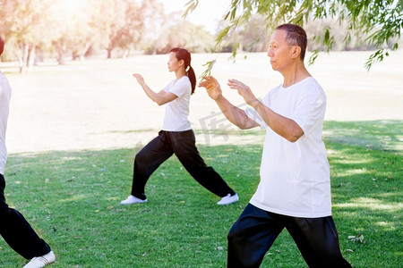 人们在公园里练太极拳。夏天人们在公园里练太极拳