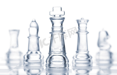 白色上孤立的透明玻璃象棋