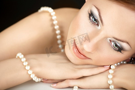 首饰梦幻摄影照片_赤裸的肩膀上戴着珍珠项链的梦幻女人