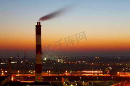 夕阳下工厂烟斗冒烟的画面