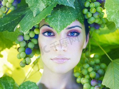 葡萄女神。美丽的年轻女子裹着葡萄