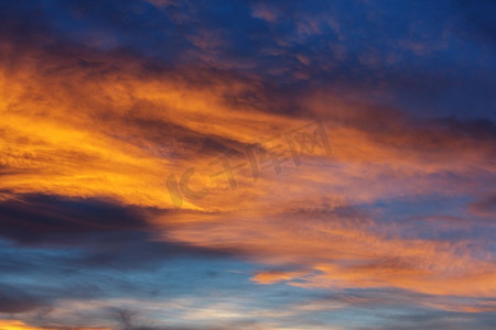日落时不寻常的暴风云。明亮的红色和橙色的天空。适用于背景。