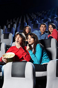 一群年轻人在电影院看电影