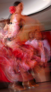 拉丁文摄影照片_模糊的弗拉门戈舞者，西班牙。