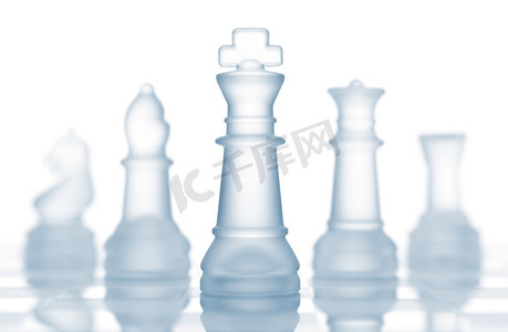 军队展板摄影照片_白色上孤立的透明玻璃象棋