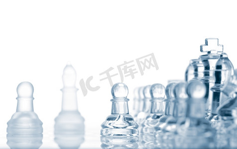 象棋游戏摄影照片_白色上孤立的透明玻璃象棋