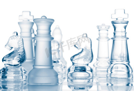 白色背景下隔离的透明玻璃象棋