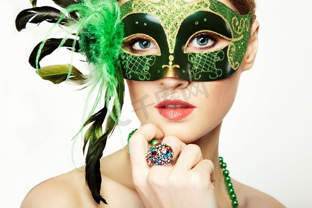戴着绿色神秘威尼斯面具的美丽年轻女子