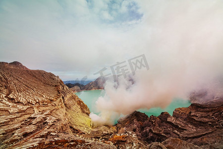 Lake in a Crater of Volcano Ijen，爪哇，印度尼西亚