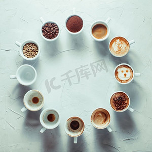 咖啡爱好者摄影照片_咖啡是我的爱。12个白色的杯子准备卡布奇诺的不同阶段。咖啡爱好者概念钟。咖啡是我的爱