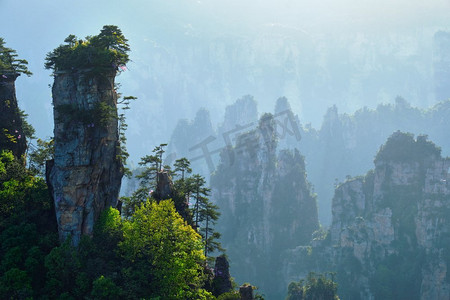 中国著名的旅游景点—张家界石柱悬崖山日落在武陵源，中国.中国张家界山脉