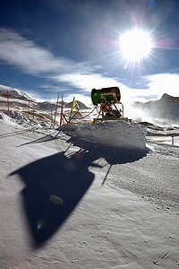 滑雪道上的雪炮，山地滑雪胜地