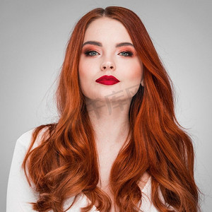 漂亮的红发模特。女人的美丽肖像。艳丽性感迷人的红发性感模特，一头闪闪发亮的卷发