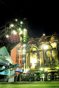 夜间的钢铁厂