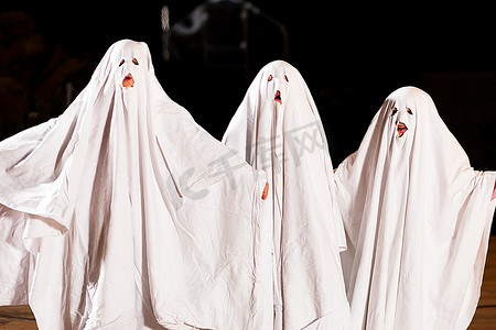 三个非常非常可怕的幽灵——在万圣节或狂欢节或化装舞会上扮成幽灵的