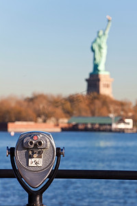 自由女神像和纽约市的双筒望远镜