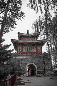北海公园是北京紫禁城西北部的皇家园林。黑白摄影