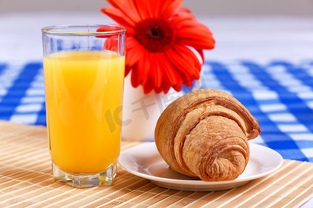 美汁源橙汁摄影照片_欧式早餐，有牛角面包和橙汁