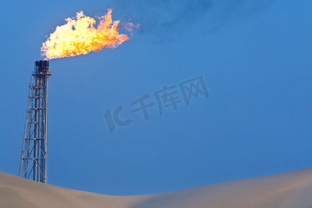 沙漠中一家炼油厂燃烧过量天然气的火炬堆