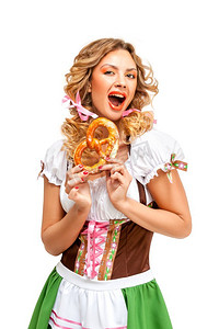 美女服务员摄影照片_啤酒节女服务员穿着传统的巴伐利亚服装，白色背景上孤立着椒盐卷饼的创意概念照片。