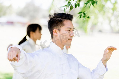 练太极拳的帅哥。夏天在公园练太极拳的帅哥