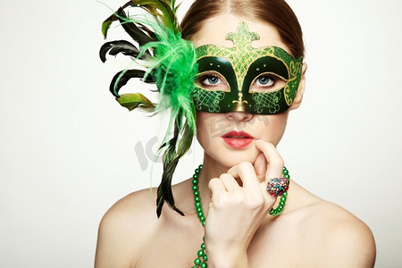 戴着绿色神秘威尼斯面具的美丽年轻女子