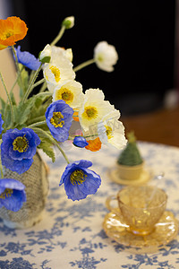 欧式客厅摄影照片_客厅鲜花假花咖啡下午茶鲜花欧式装修琉璃杯子