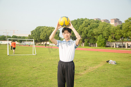 健身加油踢足球草坪男孩男生帅哥踢球操场少年运动
