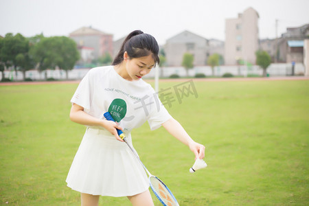 运动美女羽毛球少女女孩人像球拍草坪马尾操场打球