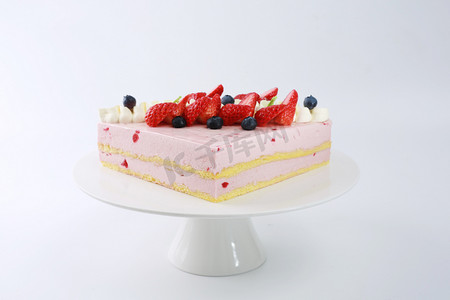粉色简约摄影照片_蛋糕糕点生日慕致甜品蛋糕店烘焙夹心奶油多层草莓鲜果