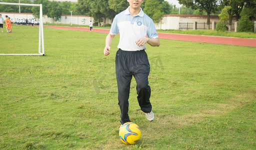 少年草坪帅哥操场健身踢运动踢球足球加油男孩男生