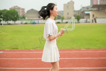 操场跑步摄影照片_跑步运动美女少女女孩人像跑道操场初中高中学生