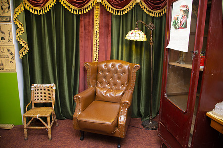 欧式复古摄影照片_客厅假花咖啡下午茶欧式装修沙发墙纸台灯真皮