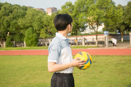 少年草坪男孩男生操场帅哥踢球健身加油踢足球运动