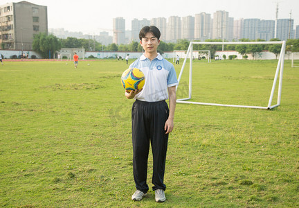 帅哥运动踢球健身操场加油踢足球草坪男孩男生少年