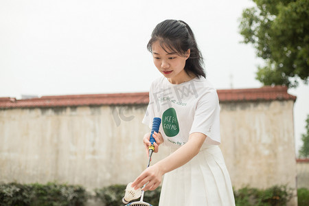 操场打球运动美女少女女孩人像球拍羽毛球活泼马尾