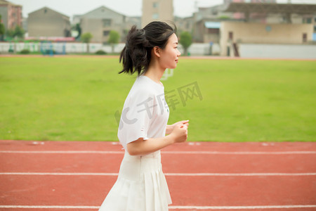 马尾女孩摄影照片_运动美女少女女孩人像跑道高中操场跑步初中学生