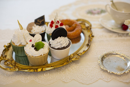 欧式餐桌摄影照片_餐桌蛋糕甜品假花插花烛台咖啡下午茶鲜花欧式装修
