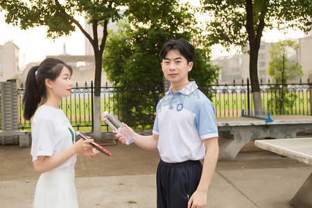 加油活动摄影照片_少年女孩美女男孩帅哥运动健身加油递水送水喝水