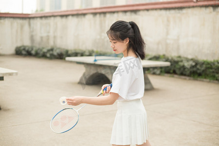 马尾女孩摄影照片_操场运动美女少女女孩人像球拍羽毛球活泼马尾打球