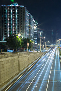 车流大楼车轨长曝光夜景